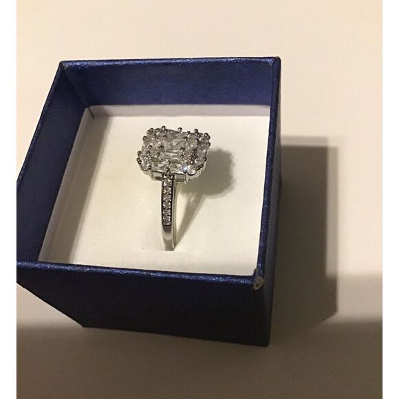 Stunning 3 Ct. Multi-Cut Sim Diamond Cluster Bridal Ring Sz 8 - Picture 2 of 4